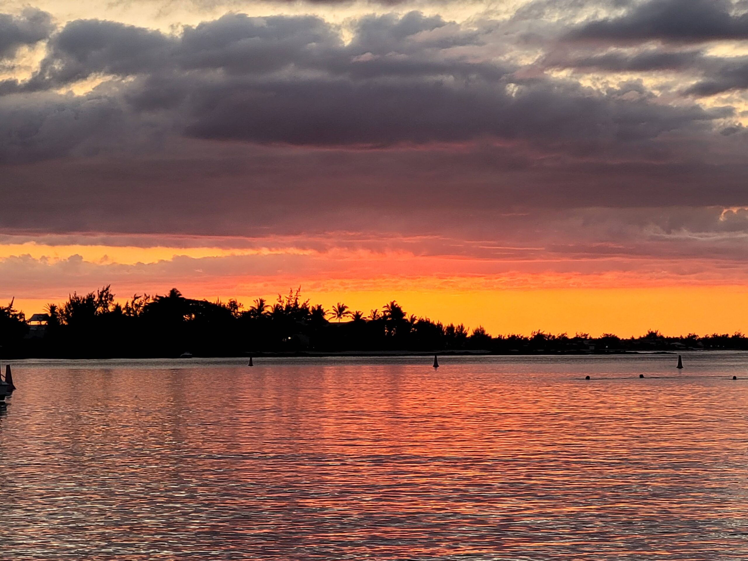Naplementenézés katamaránról – buli az óceánon Mauritiuson - Image 3